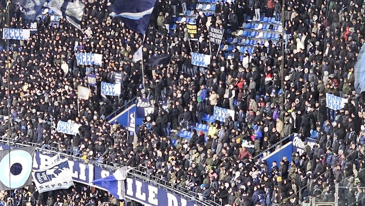 FOTO Napoli-Cagliari, il pubblico del Maradona prende in giro le tradizioni dei sardi - immagine 1