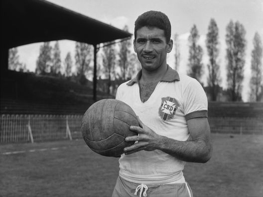 Nilton Santos con la maglia del Brasile. (Foto di Evening Standard/Hulton Archive/Getty Images) Psg-Botafogo: ecco i cinque giocatori più forti della storia dei due club- immagine 4