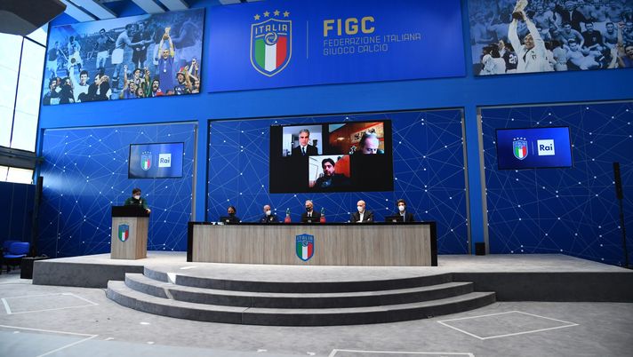 FLORENCE, ITALY - MARCH 22: Gianluca Vialli of Italy, head coach Italy Roberto Mancini, President FIGC Gabriele Gravina, AD Rai TV Fabrizio Salini and Pierluigi Colantoni of RAI TV speak with the media during a press conference at Centro Tecnico Federale di Coverciano on March 22, 2021 in Florence, Italy. (Photo by Claudio Villa/Getty Images) Ufficiale, la FIGC rende “comunitari” i calciatori del Regno Unito - immagine 1