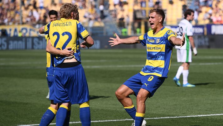PARMA, ITALY - MAY 24: Mateo Pellegrino of Parma Calcio 1913 celebrates scoring his team's first goal with teammates during the Serie A match between Parma Calcio 1913 and US Sassuolo Calcio at Stadio Ennio Tardini on May 24, 2026 in Parma, Italy. (Photo by Alessandro Sabattini/Getty Images) Il Parma chiude il campionato con una vittoria: Pellegrino stende il Sassuolo - immagine 1