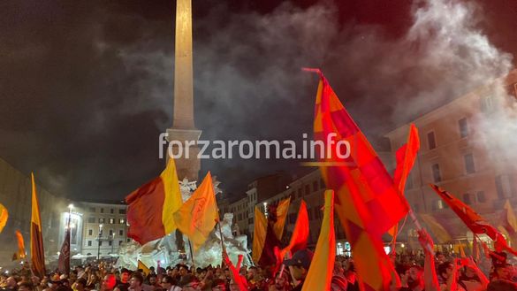 Festa Roma per i 98 anni: diecimila tifosi in corteo tra cori e bandiere – LIVE- immagine 6