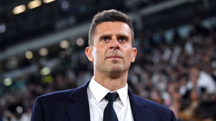 TURIN, ITALY - OCTOBER 19: Thiago Motta, Head Coach of Juventus, looks on prior to the Serie A match between Juventus and SS Lazio at on October 19, 2024 in Turin, Italy. (Photo by Valerio Pennicino/Getty Images) Motta: “Luiz mi è piaciuto e Danilo ha cambiato la gara! Cambiaso, il capitano, Yildiz e gli infortunati…” - immagine 1