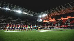 Nizza-Roma, lo show del falconiere è interrotto dall’irrigatore: il video è virale