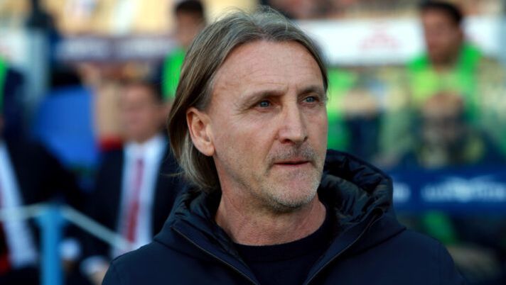 CAGLIARI, ITALY - APRIL 23: Davide Nicola coach of Cagliari looks on during the Serie A match between Cagliari and Fiorentina at Sardegna Arena on April 23, 2025 in Cagliari, Italy. (Photo by Enrico Locci/Getty Images) Cagliari, in calo le quotazioni di Nicola. Per la panchina spunta una nuova ipotesi - immagine 1