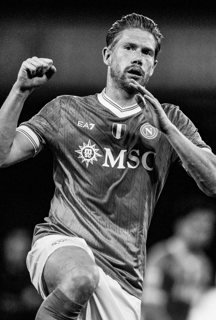 Apre McTominay, chiude Alisson Santos; nel mezzo, l'autorete di Terracciano e De Bruyne: una gara perfetta disputata venerdì sera dal Napoli di Antonio Conte contro la Cremonese, riassunta in 20 fotografie bianche e nere che vanno a comporre un post pubblicato in giornata dall'admin Instagram della compagine partenopea.