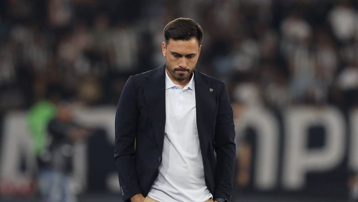 RIO DE JANEIRO, BRAZIL - JULY 26: Head Coach Davide Ancelotti of Botafogo looks down during the match between Botafogo and Corinthians as part of Brasileirao 2025 at Estadio Olimpico Nilton Santos on July 26, 2025 in Rio de Janeiro, Brazil. (Photo by Wagner Meier/Getty Images) UFFICIALE – Il Botafogo esonera Davide Ancelotti: futuro nuovamente in Brasile - immagine 1