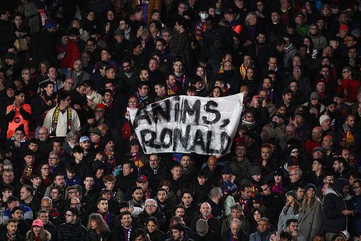 Barcellona, Araujo è pronto a tornare in gruppo (Foto di David Ramos/Getty Images) Lo striscione dei tifosi del Barcellona per Araujo