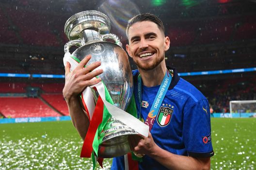 Londra, Inghilterra - 11 luglio 2021: Jorginho col trofeo dell'Europeo vinto contro l'Italia. (Foto di Claudio Villa/Getty Images) Mondiale per Club: Flamengo, i rossoneri provenienti dal Brasile- immagine 4