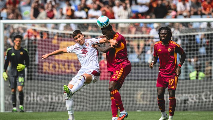 ROME, ITALY - SEPTEMBER 14: Evan Ndicka of AS Roma competes for the ball during the Serie A match between AS Roma and Torino FC at Stadio Olimpico on September 14, 2025 in Rome, Italy. (Photo by Fabio Rossi/AS Roma via Getty Images) Roma-Torino 0-1, le reazioni social. Simeone: “Grazie ai tifosi per il sostegno”- immagine 2
