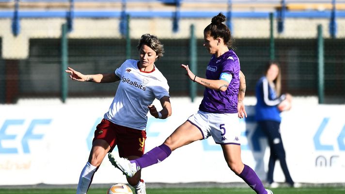 SESTO FIORENTINO, ITALY - JANUARY 14: Valentina Giacinti of AS Roma women competes for the ball with Alice Tortelli of ACF Fiorentina women during the Women Serie A match between ACF Fiorentina and AS Roma at Stadio Pietro Torrini on January 14, 2023 in Sesto Fiorentino, Italy. (Photo by AS Roma/AS Roma via Getty Images) Tortelli: “Meritiamo questa classifica, ora la Juve e poi la Coppa Italia” - immagine 1
