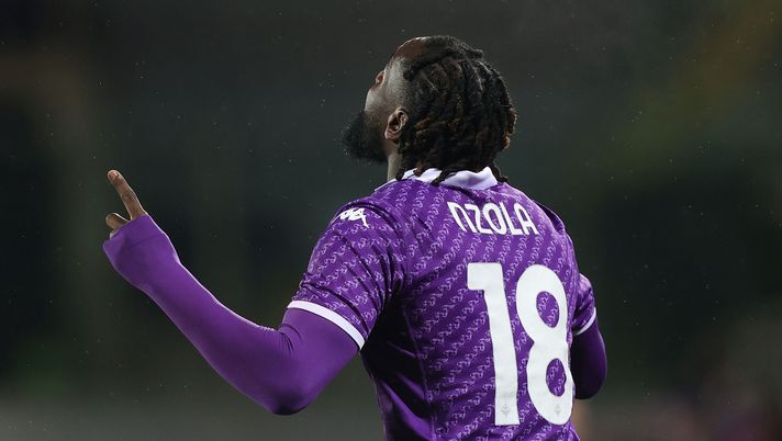 FLORENCE, ITALY - MAY 2: M'Bala Nzola of ACF Fiorentina celebrates after scoring a goal during the UEFA Europa Conference League 2023/24 Semi-Final first leg match between ACF Fiorentina and Club Brugge at Stadio Artemio Franchi on May 2, 2024 in Florence, Italy.(Photo by Gabriele Maltinti/Getty Images) Pisa, non solo Cutrone. Per l’attacco valutato anche il profilo di Nzola - immagine 1