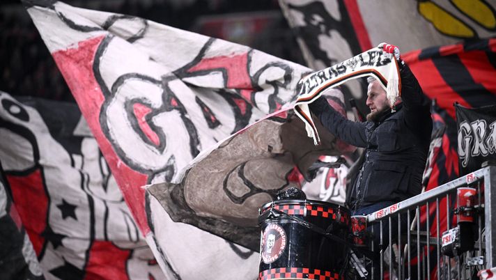 LEVERKUSEN, GERMANIA - 15 FEBBRAIO: Un tifoso del Bayer 04 Leverkusen mostra la sciarpa prima della partita di Bundesliga tra Bayer 04 Leverkusen e FC Bayern München alla BayArena il 15 febbraio 2025 a Leverkusen, Germania. (Foto di Stuart Franklin/Getty Images) Bayern Bayer Leverkusen