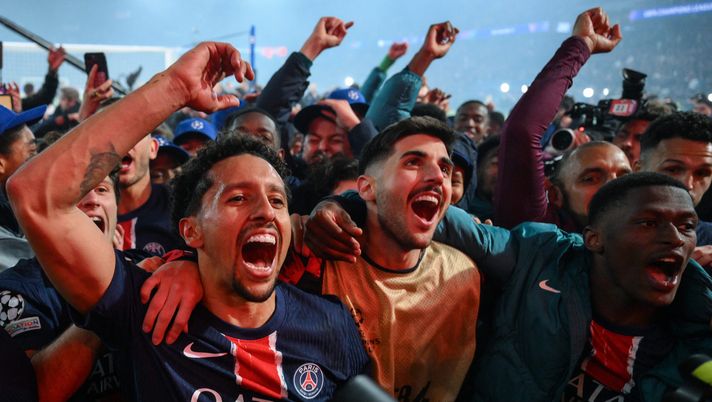 PARIS, FRANCE - MAY 07: Marquinhos of Paris Saint-Germain celebrates with team mates at full-time following the team's victory and subsequent progression into the final after the UEFA Champions League 2024/25 Semi Final Second Leg match between Paris Saint-Germain and Arsenal FC at Parc des Princes on May 07, 2025 in Paris, France. (Photo by David Ramos/Getty Images) Au revoir, Arsenal: il PSG è finalmente diventato grande? - immagine 1