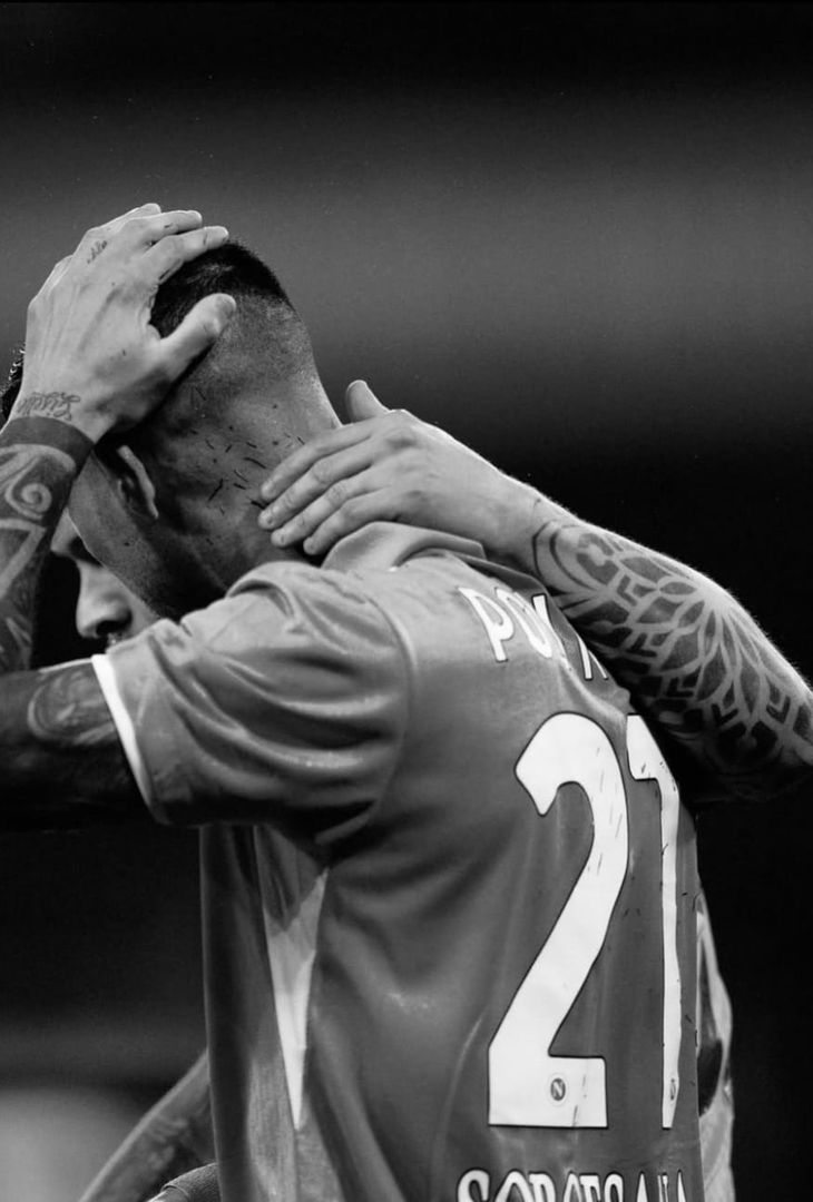 Il Napoli ha pubblicato sui suoi profili social una serie di scatti che ritraggono gli azzurri in alcuni momenti salienti del big match contro l'Inter.