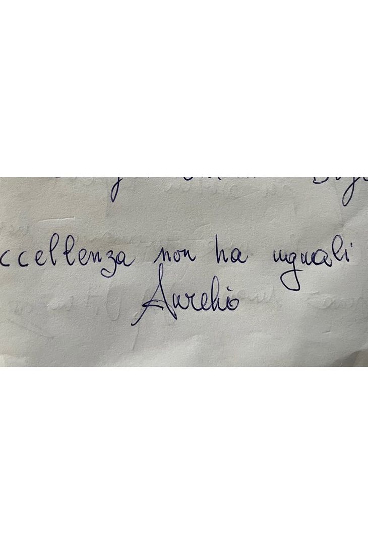 All'indomani del successo esterno col Genoa, giunto in extremis con il risultato di 2-3, Aurelio De Laurentiis, presidente del Napoli, si è recato assieme alla moglie Jacqueline a Mirabella Eclano, piccolo comune in provincia di Avellino, laddove ha visitato il vigneto locale, con tanto di degustazione di vini. Di seguito le foto pubblicate su Instagram dall'admin dell'account ufficiale del vigneto irpino.