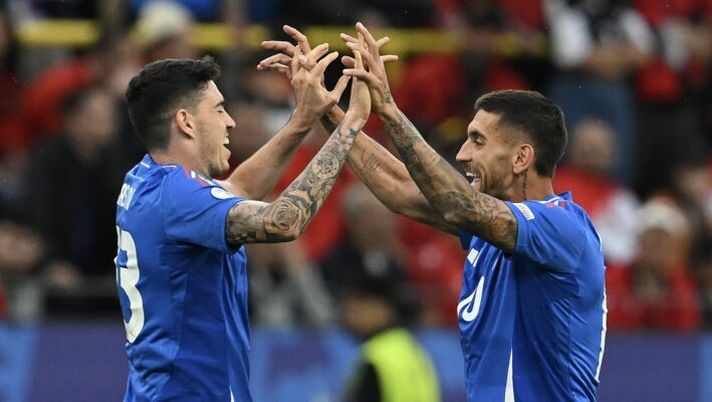 DORTMUND, GERMANY - JUNE 15: Alessandro Bastoni of Italy celebrates scoring his team's first goal with a header with teammate Lorenzo Pellegrini during the UEFA EURO 2024 group stage match between Italy and Albania at Football Stadium Dortmund on June 15, 2024 in Dortmund, Germany. (Photo by Claudio Villa/Getty Images for FIGC) Gazzetta, super voto a Bastoni: “Ma deve imparare il chiellinese…” - immagine 1