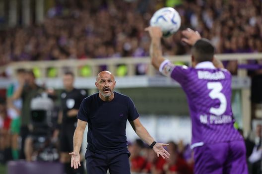 FLORENCE, ITALY - AUGUST 31: Head coach Vincenzo Italiano manager of ACF Fiorentina gestures during the UEFA Conference League play-off round, second leg match between ACF Fiorentina and Rapid Wien at Artemio Franchi Stadium on August 31, 2023 in Florence, Italy. (Photo by Gabriele Maltinti/Getty Images) Amoruso: “Fiorentina, con un po’ di fortuna può andare oltre il 4° posto”- immagine 2