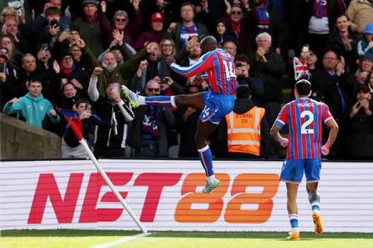 Jean-Philippe Mateta del Crystal Palace festeggia il secondo gol della sua squadra calciando la bandierina del calcio d'angolo durante la partita di Premier League tra Crystal Palace e Newcastle United al Selhurst Park il 12 aprile 2026 a Londra, Inghilterra. (Foto di Steve Bardens/Getty Images)