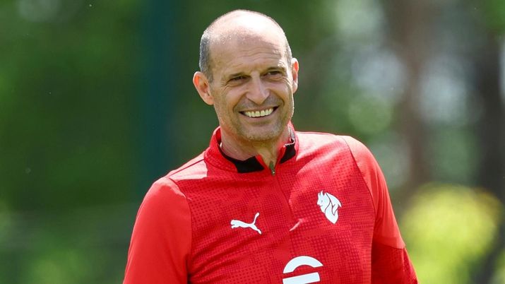 Massimiliano Allegri, allenatore AC Milan, qui durante una seduta di allenamento con i rossoneri a Milanello | Milan News (Credits foto: Getty Images) Massimiliano Allegri, allenatore AC Milan, qui durante una seduta di allenamento con i rossoneri a Milanello