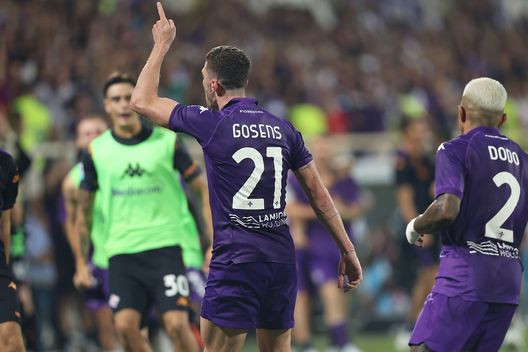 FLORENCE, ITALY - SEPTEMBER 1: Robin Gosens of ACF Fiorentina celebrates after scoring a goal during the Serie A match between Fiorentina and Monza at Stadio Artemio Franchi on September 1, 2024 in Florence, Italy. (Photo by Gabriele Maltinti/Getty Images) Cinquini: “Un mercato contraddittorio, non vedo un obiettivo. La sosta può aiutare”- immagine 2