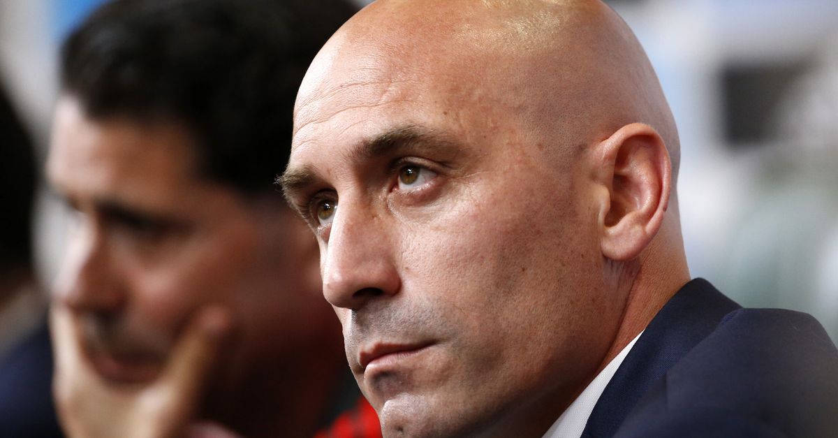 Lancio di uova su Rubiales durante la presentazione del suo libro: l'aggressore è lo zio