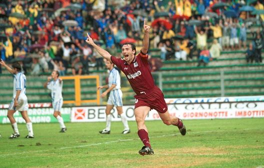 Davide Dionigi della Reggina celebra un gol durante la partita di Serie B tra Reggina ed Empoli il 14 ottobre 2001 allo Stadio Granillo di Reggio Calabria Dionigi