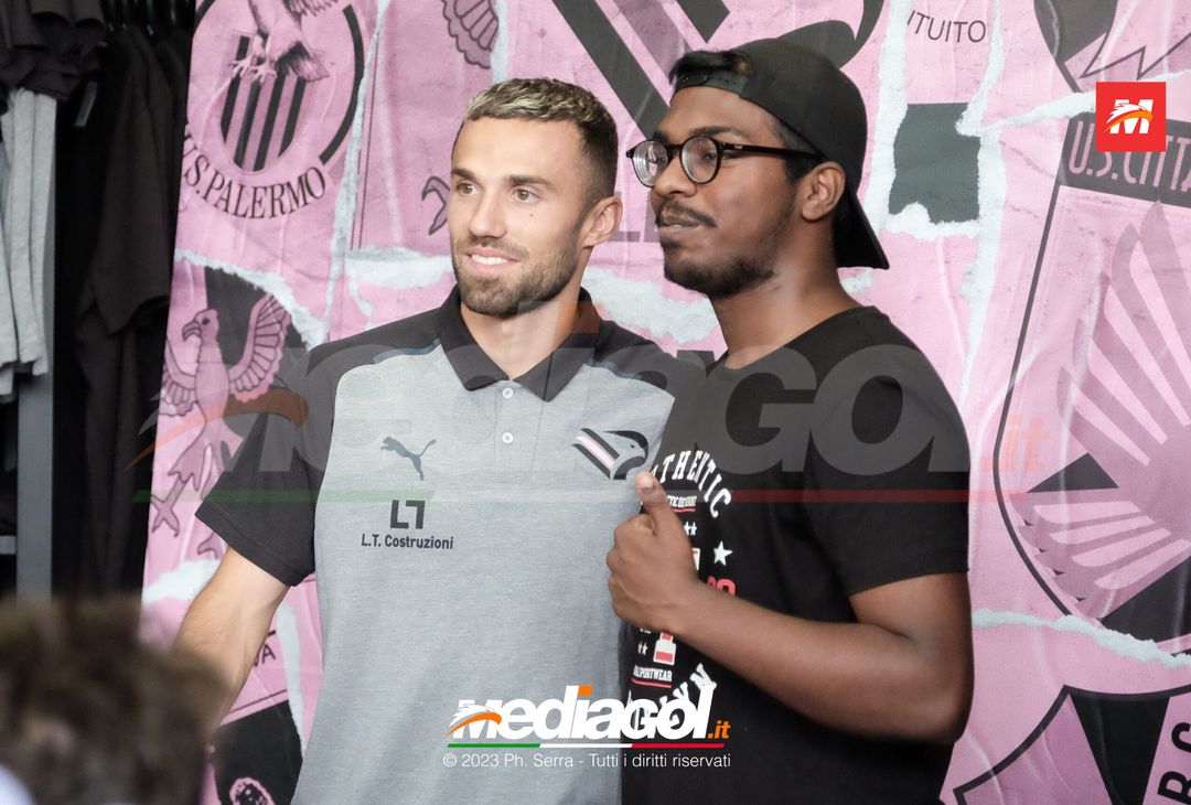FOTO PALERMO: Federico Di Francesco scatta selfie con i tifosi allo store (GALLERY) - immagine 54