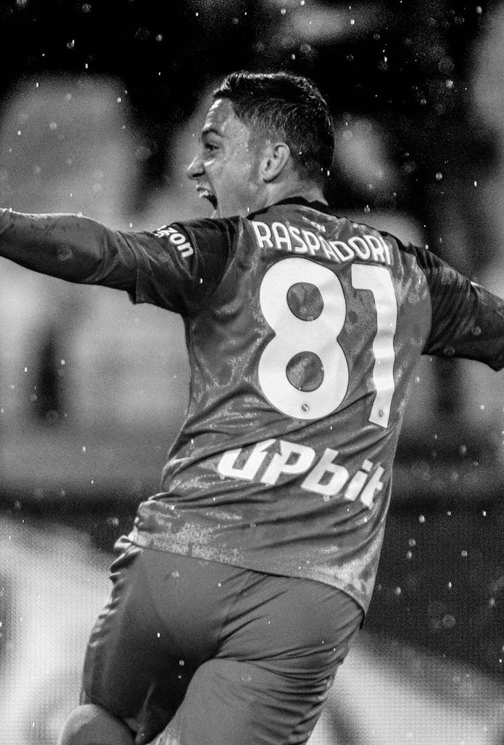 Nella giornata odierna, Giacomo Raspadori ha festeggiato il suo 26° compleanno. L'attaccante, oggi in forza all'Atalanta, ha vestito la maglia del Napoli per tre anni, dall'estate 2022 a quella del 2025, sollevando (come tutti sappiamo) due Scudetti. L'admin dell'account Instagram del club azzurro ha voluto celebrare tale ricorrenza mediante un post Instagram contenente le seguenti foto con annessa descrizione che recita: 'Auguri all'uomo dai gol pesanti'.