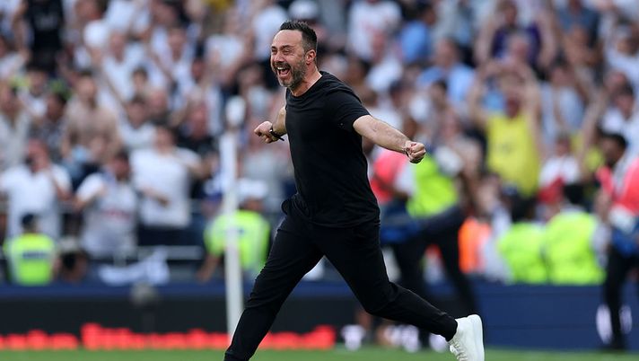LONDON, ENGLAND - MAY 24: Roberto De Zerbi, Manager of Tottenham Hotspur, celebrates at full time after the team secured safety from relegation during the Premier League match between Tottenham Hotspur and Everton at Tottenham Hotspur Stadium on May 24, 2026 in London, England. (Photo by Alex Pantling/Getty Images) Il Tottenham di De Zerbi riparte. Il primo colpo è un ex obiettivo viola - immagine 1
