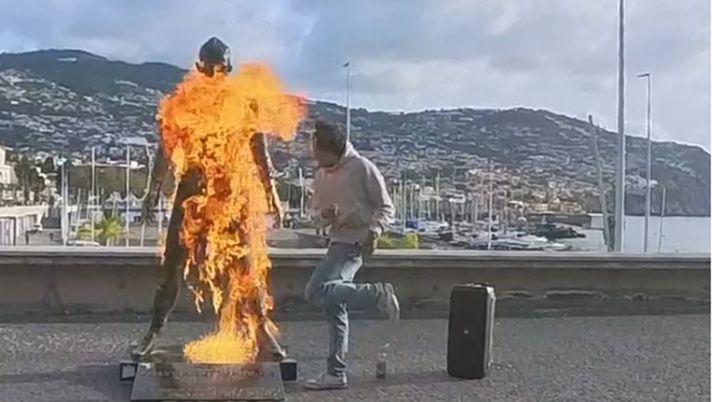 Follia a Madeira, incendiata la statua di Cristiano Ronaldo: il motivo - immagine 1