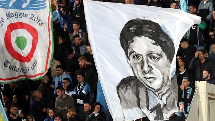 FLORENCE, ITALY - OCTOBER 27: A flag depicting the face of Vincenzo Paparelli fan killed in the Rome v Lazio derby on October 28th 1979 during the Serie A match between ACF Fiorentina and SS Lazio at Stadio Artemio Franchi on October 27, 2019 in Florence, Italy. (Photo by Gabriele Maltinti/Getty Images) La Lazio non dimentica il tragico derby di 44 anni fa: “Paparelli sempre nei nostri cuori” - immagine 1
