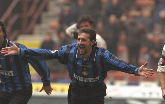 Mandatory Credit: Claudio Villa/Allsport Ganz: “Passaggio al Milan? Insultato anche dagli amici veri. All’Inter avevo un sogno. Domani…”- immagine 2