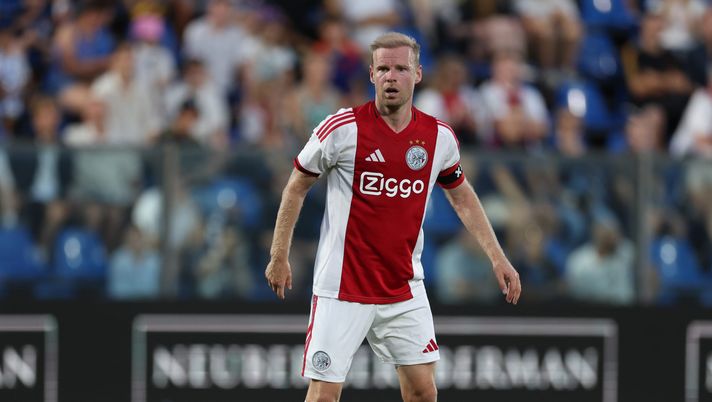 COMO, ITALY - JULY 27: Davy Klaassen of Ajax in action during the final of the Como Cup played between Como and Ajax at Giuseppe Sinigaglia Stadium on July 27, 2025 in Como, Italy. (Photo by Claudio Villa/Getty Images) ESCLUSIVA Ajax-Inter, Vissers: “I Lancieri sono un’incognita. Cessione di Henderson dolorosa” - immagine 1