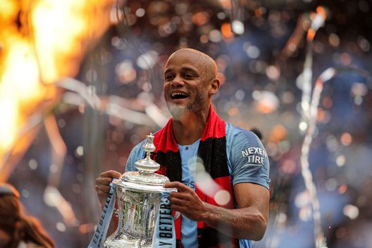 Vincent Kompany, il capitano più longevo della storia del City. (Foto di Richard Heathcote/Getty Images) Mondiale per Club, Juventus e Manchester City si sfidano: i grandi capitani dei due club- immagine 5