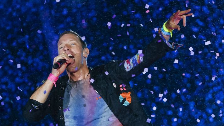 RIO DE JANEIRO, BRAZIL - SEPTEMBER 10: Chris Martin of the band Coldplay performs at the Mundo Stage during the Rock in Rio Festival at Cidade do Rock on September 10, 2022 in Rio de Janeiro, Brazil. The famous festival Rock in Rio returns after two years of cancellation due to COVID-19 pandemic. (Photo by Buda Mendes/Getty Images) Concerto Coldplay a Napoli, presente De Laurentiis: possibile sorpresa di un azzurro - immagine 1