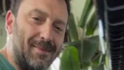 Bologna, Cremonini suona l’inno della Champions League al pianoforte | VIDEO