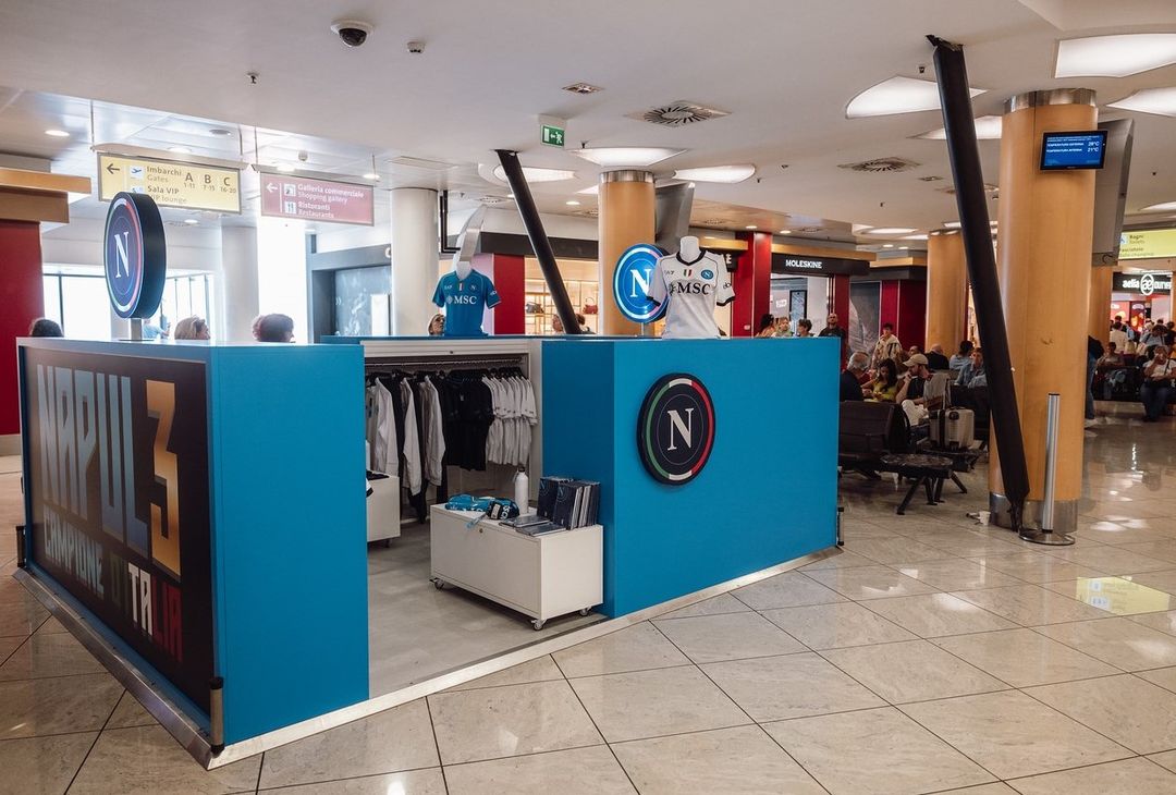 Nuovo pop-up store del Napoli a Capodichino: le immagini dall'Aeroporto