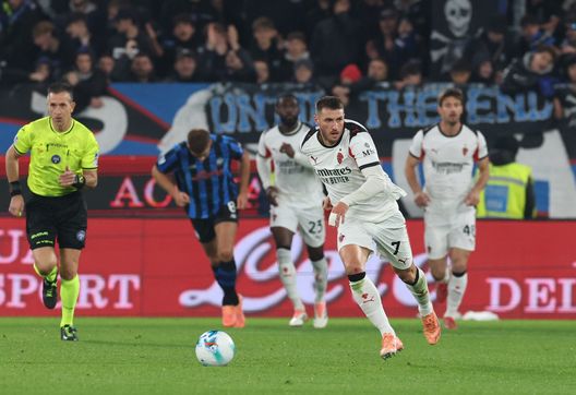 BERGAMO, ITALY - OCTOBER 28:  Santiago Gimenez of AC Milan in action during the Serie A match between Atalanta BC and AC Milan at Gewiss Stadium on October 28, 2025 in Bergamo, Italy. (Photo by Claudio Villa/AC Milan via Getty Images)  Atalanta-Milan 1-1, le pagelle: Tomori-horror, Maignan unica sufficienza- immagine 11