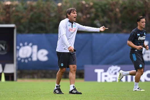 DIMARO, ITALIA - 25 LUGLIO: Antonio Conte allenatore del Napoli in ritiro a Dimaro. (Photo by SSC NAPOLI/SSC NAPOLI via Getty Images) Amma faticà cchiù assaje: il nuovo Napoli tra fantasia, coesione e qualche incognita- immagine 3