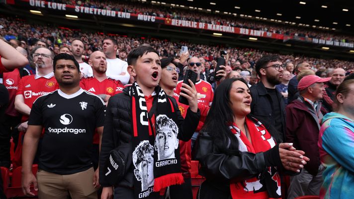 MANCHESTER, ENGLAND - MAY 25: Fans of Manchester United show their support prior to the Premier League match between Manchester United FC and Aston Villa FC at Old Trafford on May 25, 2025 in Manchester, England. (Photo by Alex Livesey/Getty Images) Old Trafford sarà una bolgia. In 50mila per salutare De Gea - immagine 1