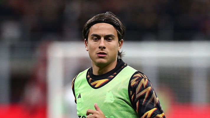 MILAN, ITALY - NOVEMBER 02: Paulo Dybala of AS Roma warms up prior to the Serie A match between AC Milan and AS Roma at Giuseppe Meazza Stadium on November 02, 2025 in Milan, Italy. (Photo by Marco Luzzani/Getty Images) Roma, Dybala non si è allenato: le sue condizioni. E prosegue il lavoro a parte di Dovbyk - immagine 1