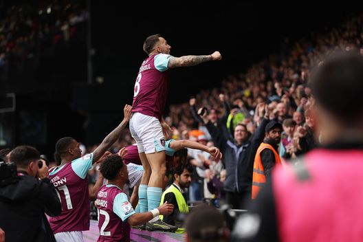 Josh Brownhill del Burnley si mette in piedi sul tabellone pubblicitario mentre festeggia il secondo gol della sua squadra. (Foto di Harry Murphy/Getty Images) Un regalo per i tifosi: Burnley-Lazio sarà la prima partita in realtà virtuale della storia- immagine 2