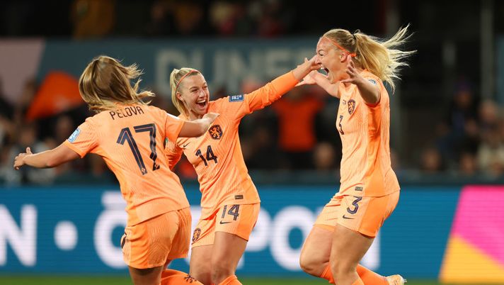 DUNEDIN, NEW ZEALAND - JULY 23: Stefanie Van Der Gragt of Netherlands celebrates after scoring her team's first goal during the FIFA Women's World Cup Australia & New Zealand 2023 Group E match between Netherlands and Portugal at Dunedin Stadium on July 23, 2023 in Dunedin, New Zealand. (Photo by Lars Baron/Getty Images) Mondiali femminili, gol convalidato dopo controllo Var ma vince anche l’Olanda - immagine 1