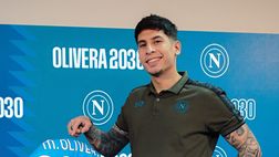 GALLERY Mathias Olivera rinnova con il Napoli: la firma tra maglia celebrativa e mate