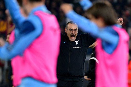 Maurizio Sarri festeggia la vittoria del derby del marzo 2023. (Foto di Marco Rosi - SS Lazio/Getty Images) Lazio, avanti per il ritorno di Maurizio Sarri: si lavora al contratto- immagine 2