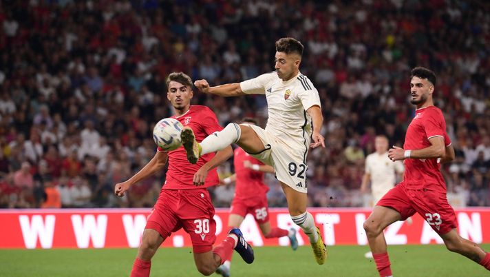TIRANA, ALBANIA - AUGUST 12: AS Roma player Stephan El Shaarawy scores the goal during the friendly match between Partizani Tirana v AS Roma on August 12, 2023 in Tirana, Albania. (Photo by Luciano Rossi/AS Roma via Getty Images) Partizani-Roma 1-2: El Shaarawy e Belotti in gol. Accorcia Cara su rigore - immagine 1