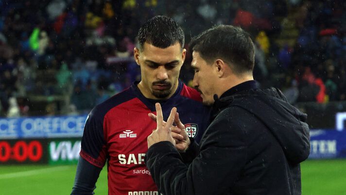 CAGLIARI, ITALY - JANUARY 17: Fabio Pisacane coach of Cagliari and Gianluca Gaetano during the Serie A match between Cagliari Calcio and Juventus FC at Stadio Sant'Elia on January 17, 2026 in Cagliari, Italy. (Photo by Enrico Locci/Getty Images) Cagliari-Verona, formazioni ufficiali: la scelta su Serdar, Bradaric, Sarr, Montipò, Gaetano e Zappa - immagine 1