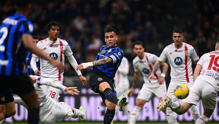 MILAN, ITALY - MARCH 08: Lautaro Martinez of FC Internazionale, in action, kicks the ball during the Serie match between Inter and Monza at Stadio Giuseppe Meazza on March 08, 2025 in Milan, Italy. (Photo by Mattia Ozbot - Inter/Inter via Getty Images) Monza-Inter, statistiche e precedenti nei derby lombardi tra i due club - immagine 1