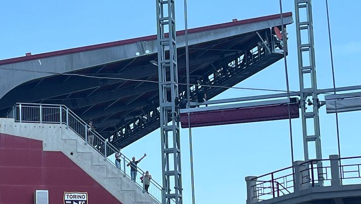 Torino, uomo minaccia il suicidio al Filadelfia: preso in carico dai soccorsi Torino, uomo minaccia il suicidio al Filadelfia: preso in carico dai soccorsi - immagine 1