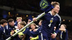McTominay, eroe in patria: la Scozia si allena sotto il suo murale – LA FOTO